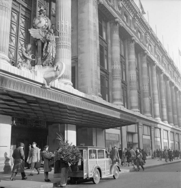 Selfridges in the 1940s. Image: By Ministry of Information Photo Division Photographer - http://media.iwm.org.uk/iwm/mediaLib//44/media-44390/large.jpgThis is photograph D 23005 from the collections of the Imperial War Museums., Public Domain, https://commons.wikimedia.org/w/index.php?curid=24377195